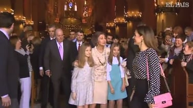 (Video) Reina Letizia impide a reina Sofía fotografiarse con sus nietas