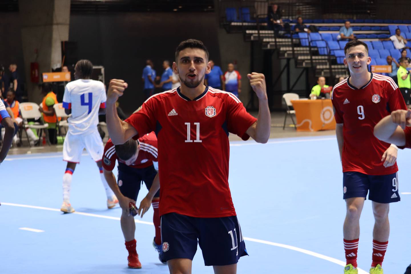 Daniel Gómez (11) convirtió el octavo gol de la Selección de Costa Rica de futsal en su debut en el Campeonato de Concacaf.