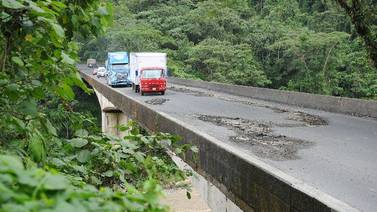 Nuevo asfalto en puente sobre río Sucio solo soportó  12 días