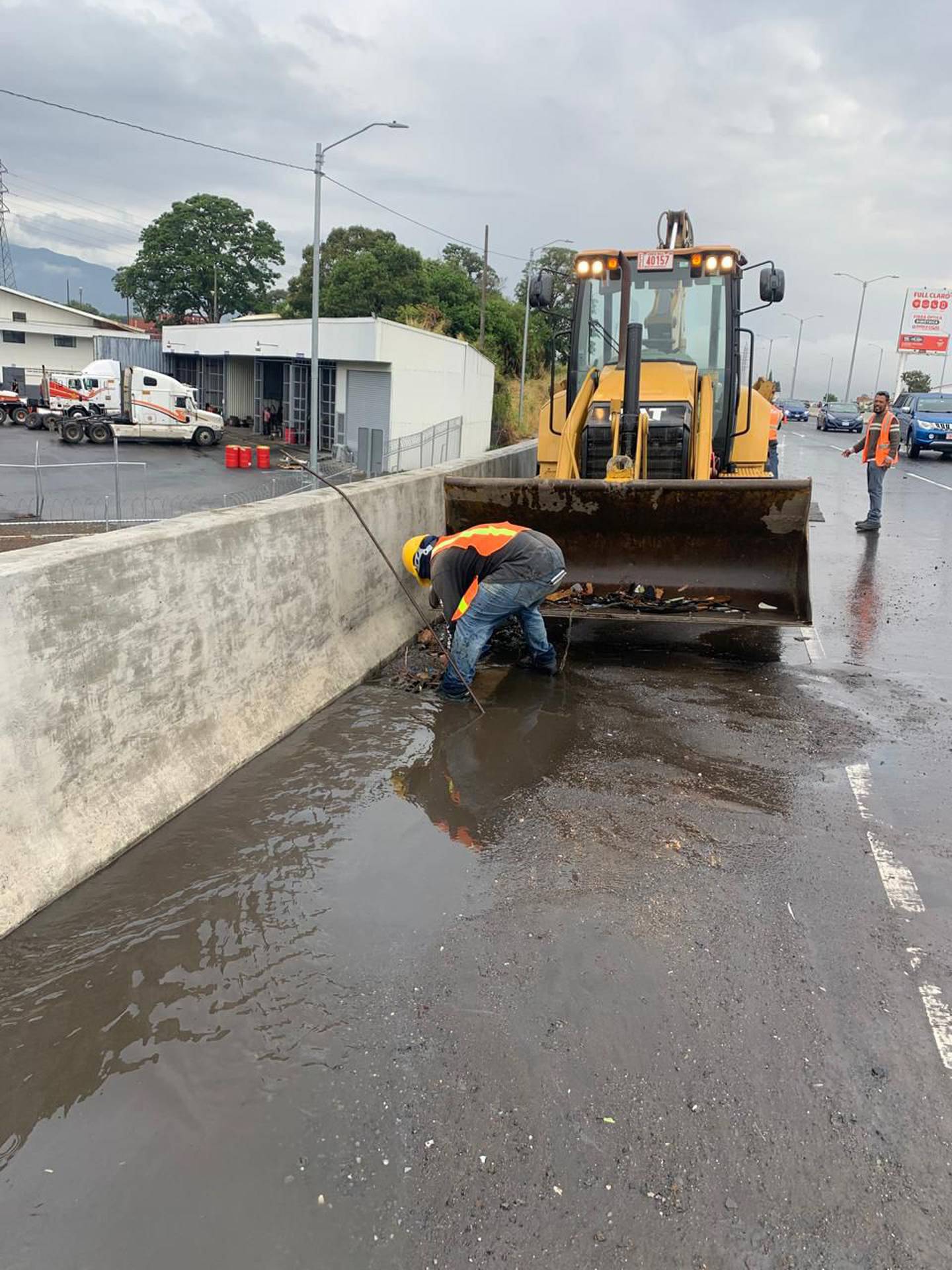 Un carril de la circunvalación norte, entre Tibás y La Uruca, tuvo que se intervenido este lunes luego de fuertes lluvias. La basura bloqueó los sistemas de 
drenaje. Foto: Cortesía MOPT.