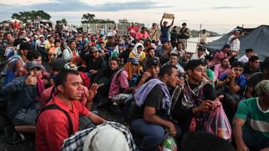 México permite el ingreso de cientos de migrantes que permanecían en puente fronterizo