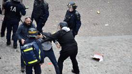 Lío en Francia por agresión de guardaespaldas de Macron a manifestante