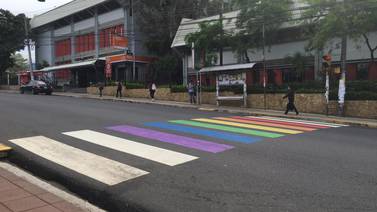 Heredia pinta pasos peatonales de colores a favor de la diversidad sexual