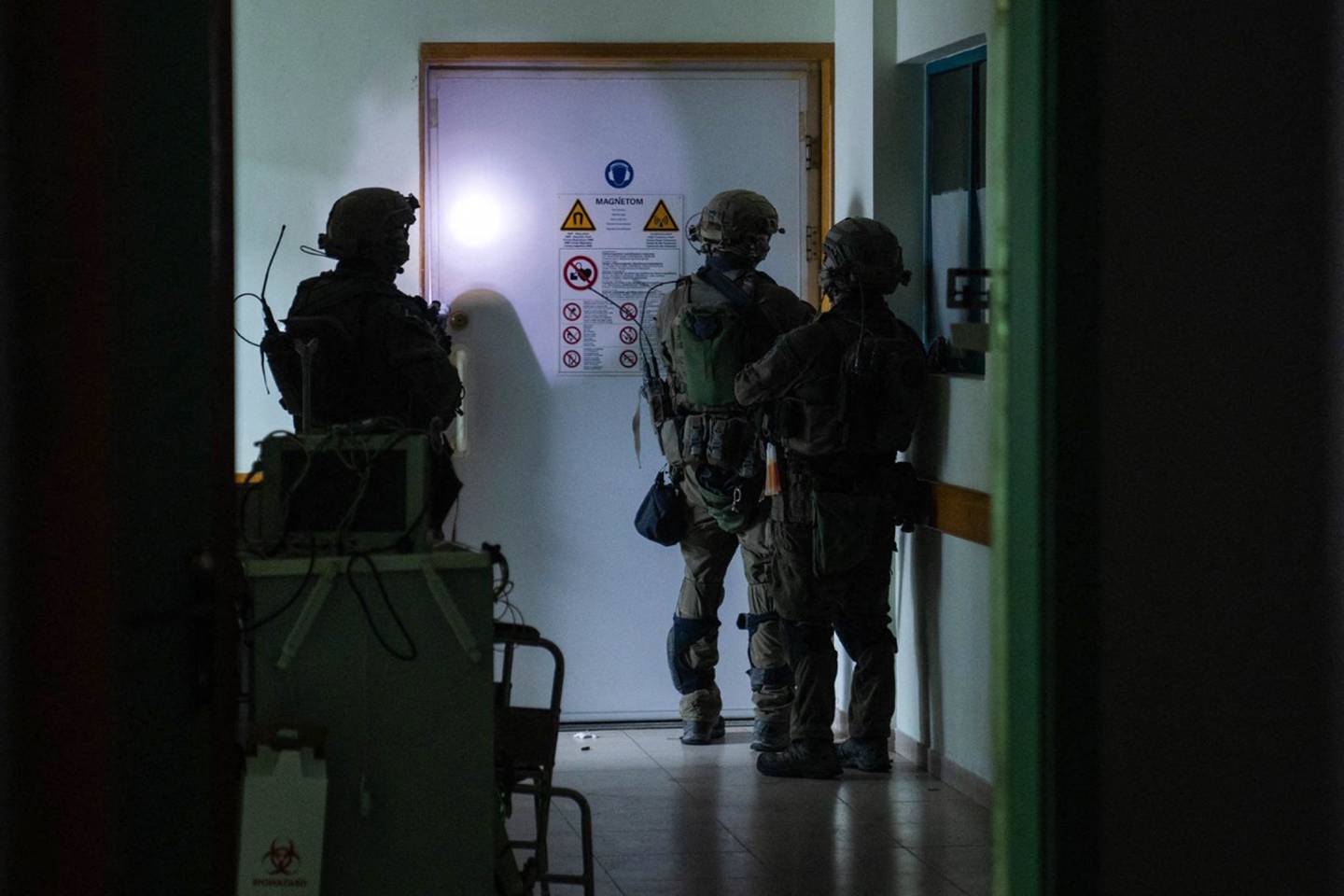 Esta fotografía publicada por el ejército israelí muestra a soldados llevando a cabo operaciones dentro del hospital Al-Shifa en la ciudad de Gaza, en medio de continuas batallas entre Israel y el terrorista Hamás.