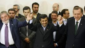 Irán, Brasil y Turquía firman acuerdo para resolver crisis nuclear iraní