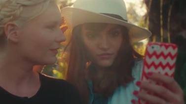 Actriz Kirsten Dunst se burla en video sobre la cultura del 'selfie'