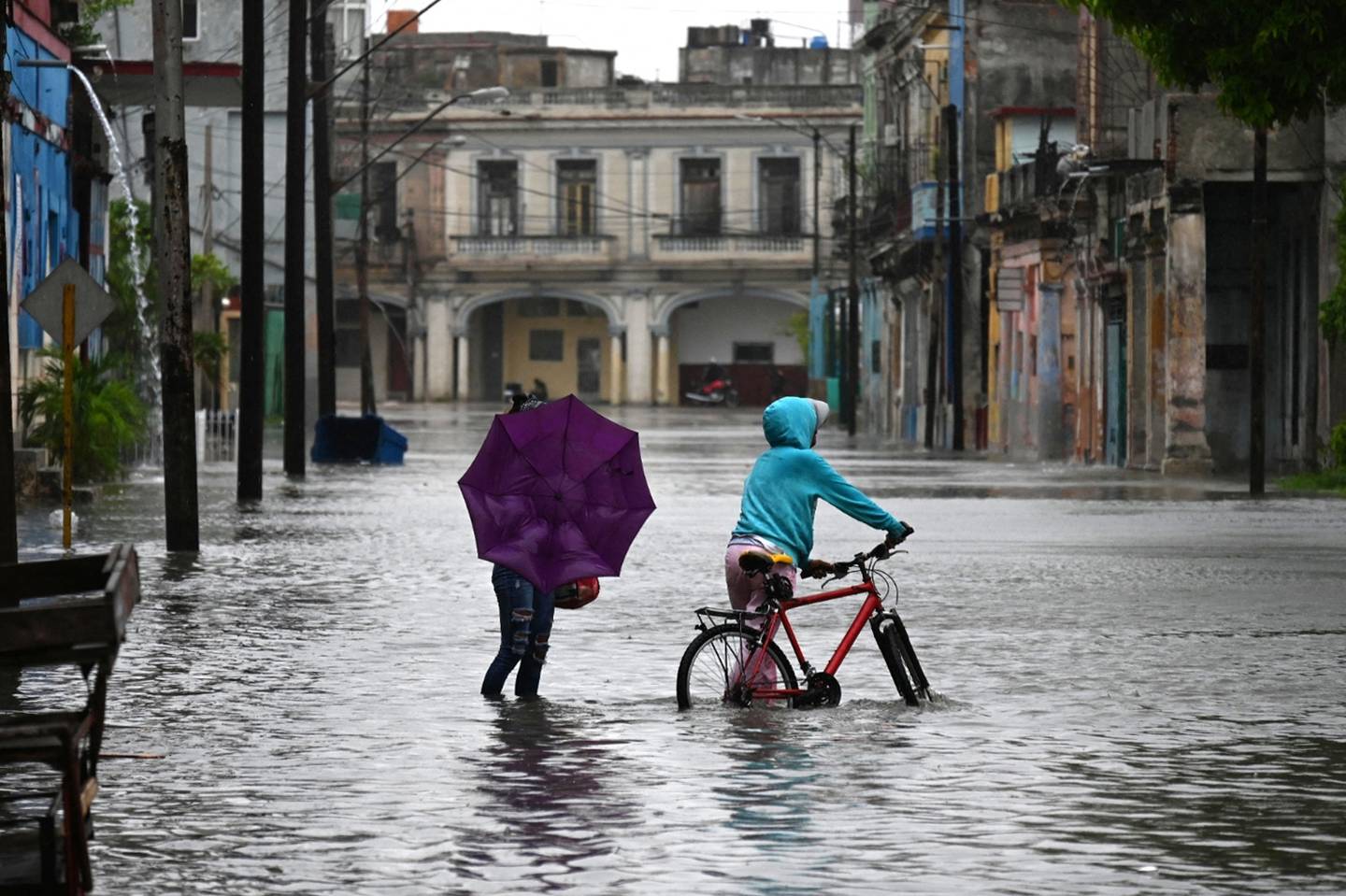 La gente camina por una calle inundada en La Habana, durante el paso de la tormenta tropical Idalia.