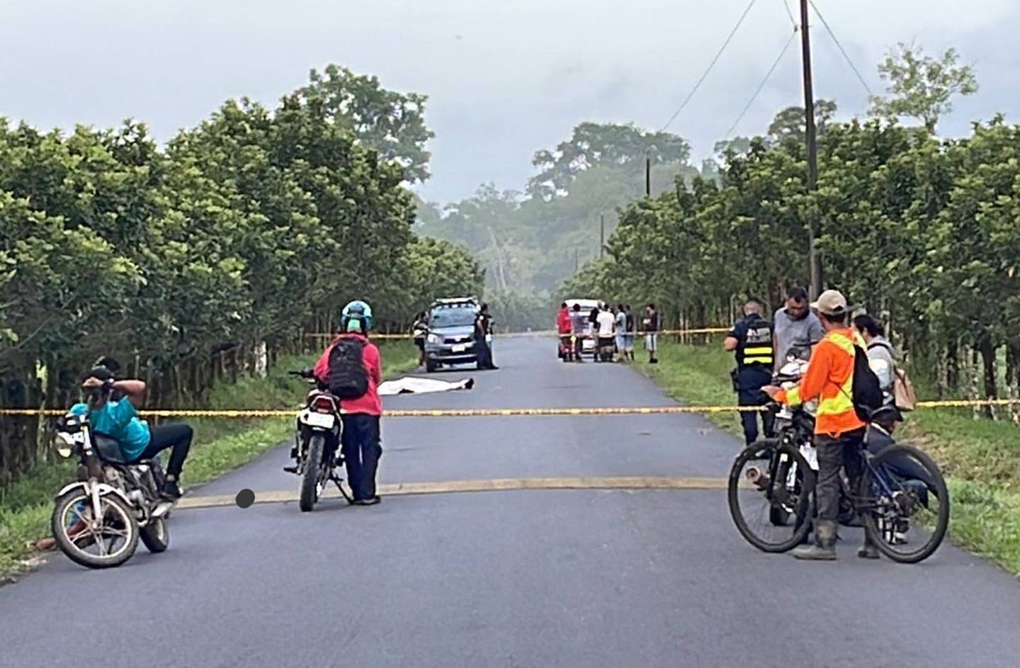 La carretera amaneció cerrada este domingo, mientras los agentes judiciales realizaban la recolección de indicios y el posterior levantamiento del cuerpo. Foto; Reiner Montero.
