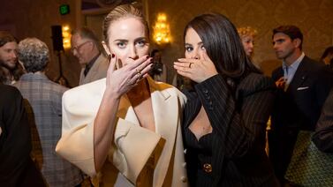 Selena Gomez bromea junto a amiga sobre lectura de labios en Globos de Oro