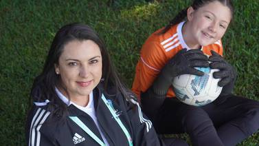 Mamá de niña portera vive el Mundial como voluntaria para ayudar al fútbol femenino