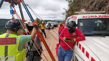 Caída de carro a guindo de 150 metros en León Cortés puso a prueba a decenas de socorristas