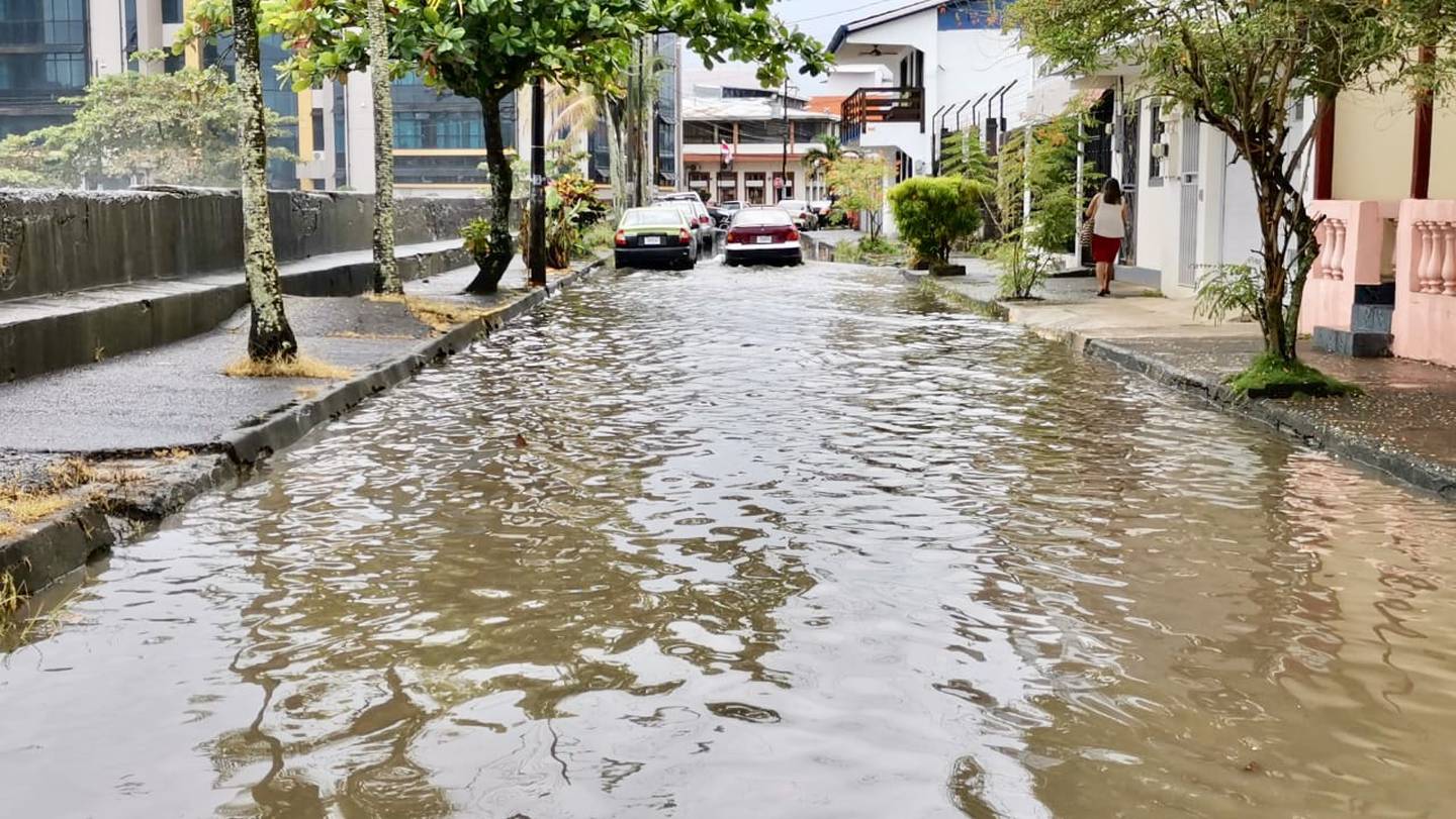 Cerca del Tajamar, las calles de Limón lucían anegadas este lunes. El tiempo lluvioso en esa provincia es usual en diciembre y enero. Foto: Raúl Cascante.