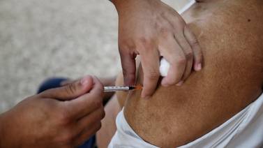 CCSS pasó de poner 100.000 vacunas contra covid-19 a la semana a 81.410 