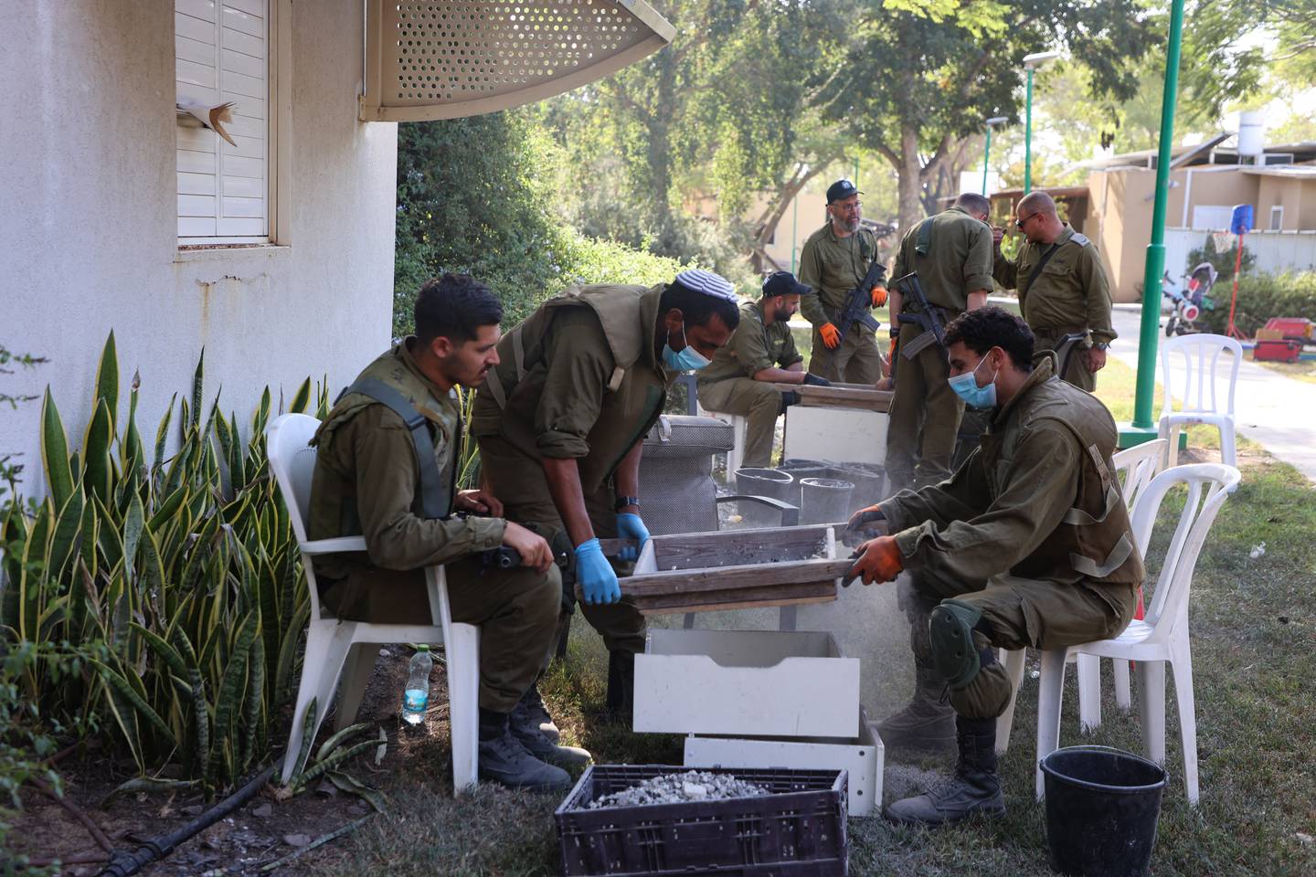 Después del ataque, arqueólogos de la Autoridad de Antigüedades de Israel (IAA) han emprendido la complicada labor de identificar a las víctimas, excavando entre las cenizas de los kibutz devastados.
