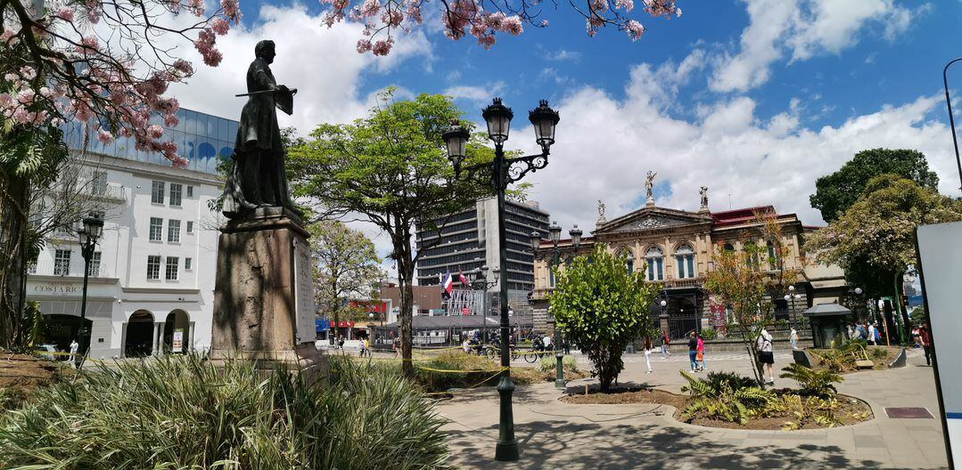 Plazoleta Juan Mora Fernández, al frente del Teatro Nacional, en el centro de San José, que cumplió 200 años siendo la capital de Costa Rica. Foto: Cortesía del Centro de Patrimonio Cultural