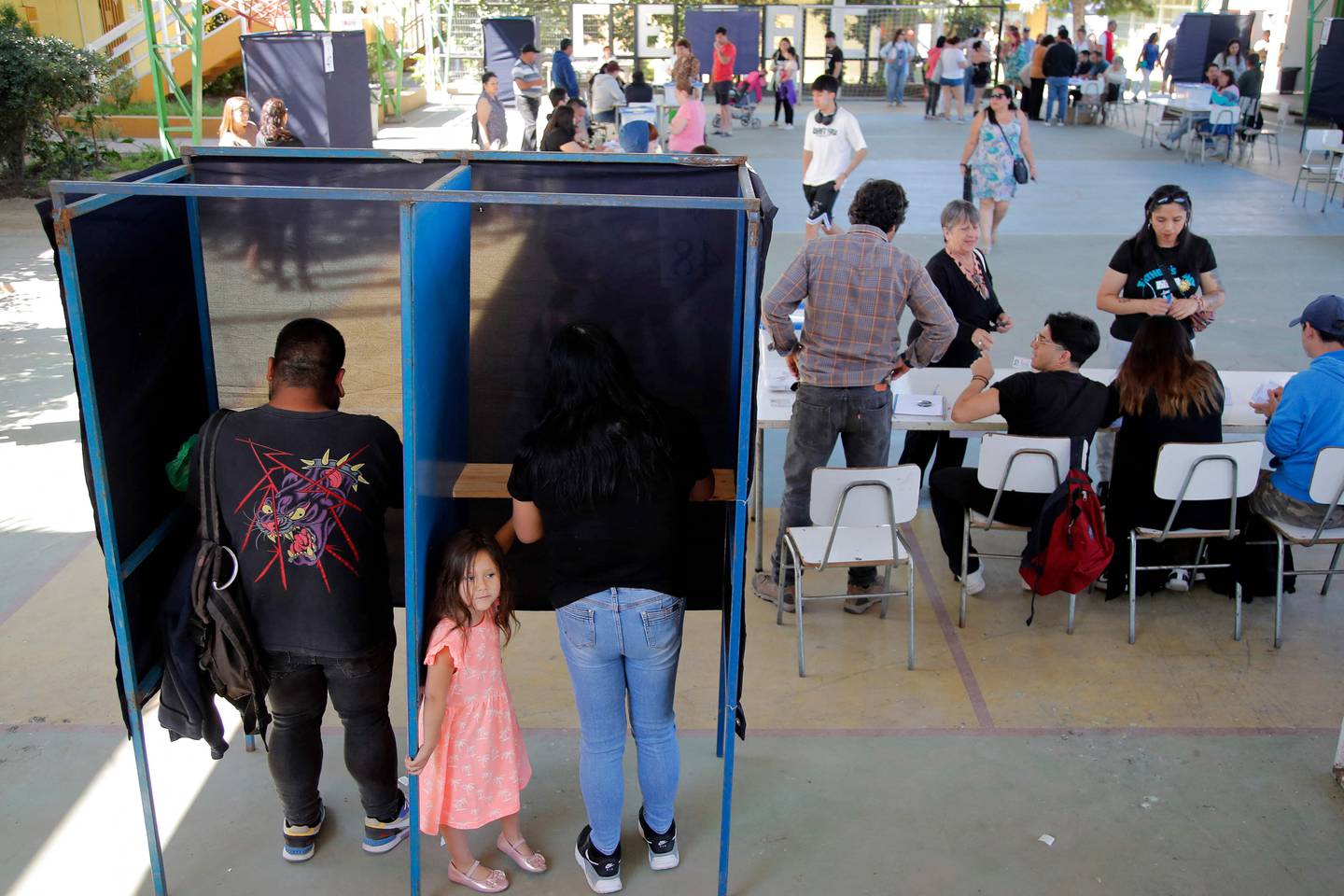 Los chilenos votan en un segundo referéndum destinado a reemplazar la constitución de la época de la dictadura del país, y los analistas dicen que la nueva propuesta es incluso más conservadora que la carta existente.