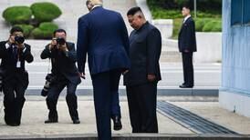Opositores a Trump escépticos ante su cercanía con Kim Jong un