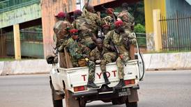 Militares dan golpe de Estado en Guinea, capturan al presidente e imponen toque de queda