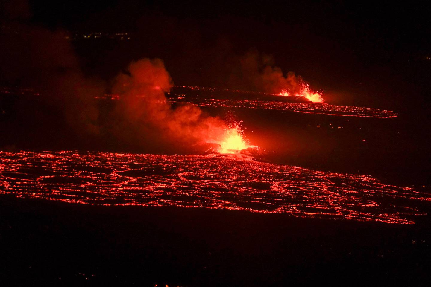 El volcán entró en erupción la noche del lunes en una zona donde la actividad sísmica era muy intensa desde inicios de noviembre.