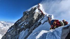 Muere estadounidense tras desvanecerse tomando fotos en la cima del Everest