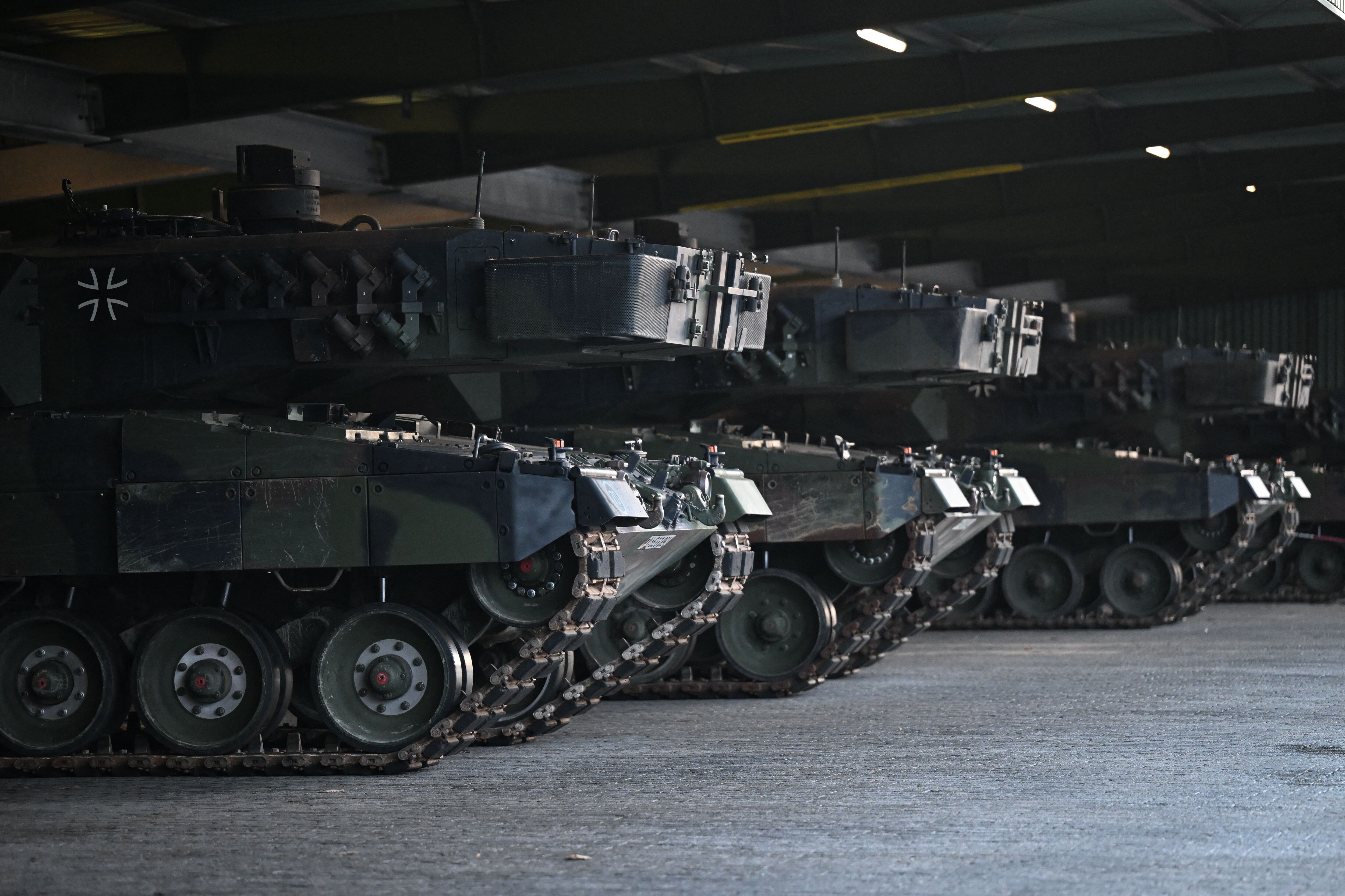 Alemania exhibe los tanques que entregará a Ucrania