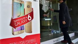 Samsung defiende su teléfono S6 Edge tras críticas