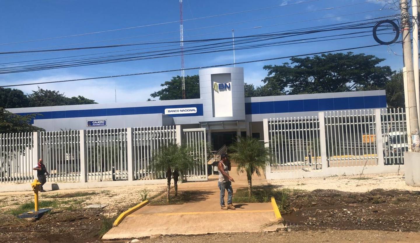Asalto a sucursal bancaria en Tamarindo. Foto cortesía Guana Noticias.