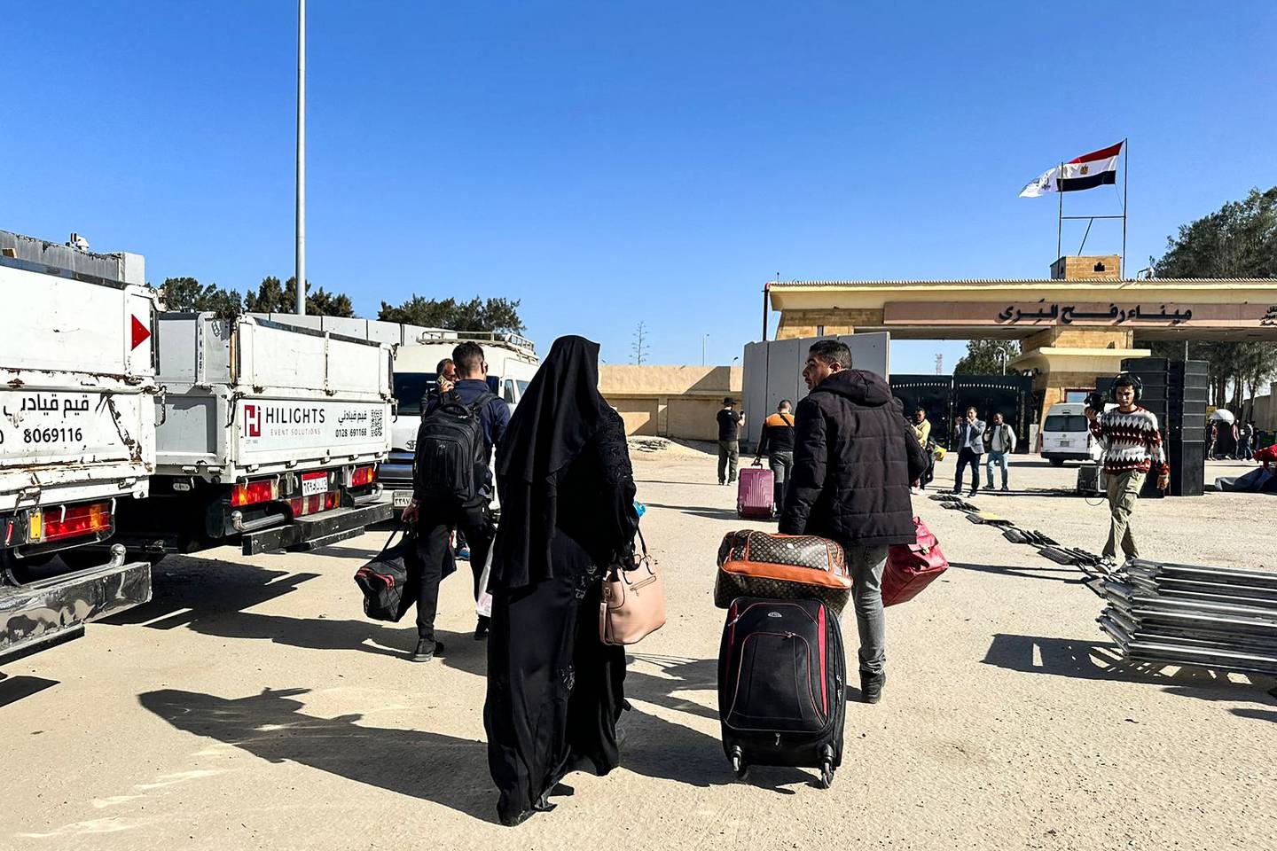 Los pasajeros que regresan a la Franja de Gaza llegan al lado egipcio del cruce fronterizo de Rafah, en la provincia nororiental de Sinaí, horas después del inicio de una tregua de cuatro días en las batallas entre Israel y los militantes palestinos de Hamás.