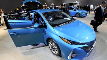 Nuevo híbrido recargable en tomas de corriente de Toyota alcanza los 135 km/h