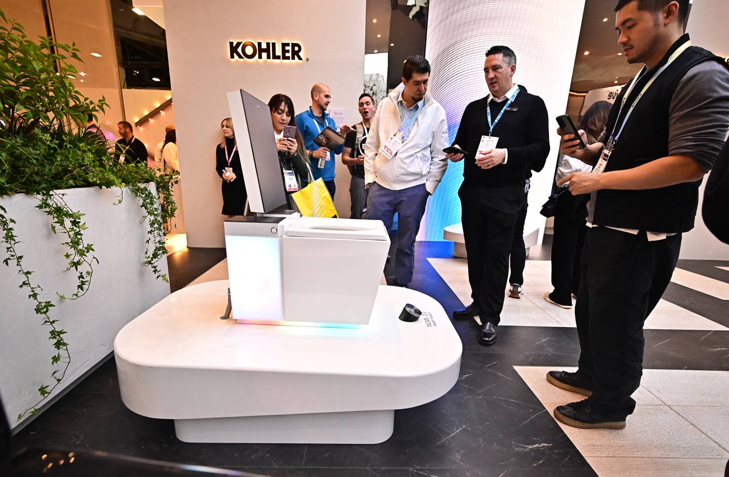 La gente ve el inodoro inteligente Numi 2.0 de Kohler en exhibición durante el Consumer Electronics Show (CES) en Las Vegas, Nevada, el 10 de enero de 2024. (Foto de Frederic J. BROWN / AFP)
