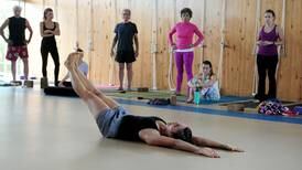 Practicar yoga contribuye a calmar el dolor de la artritis