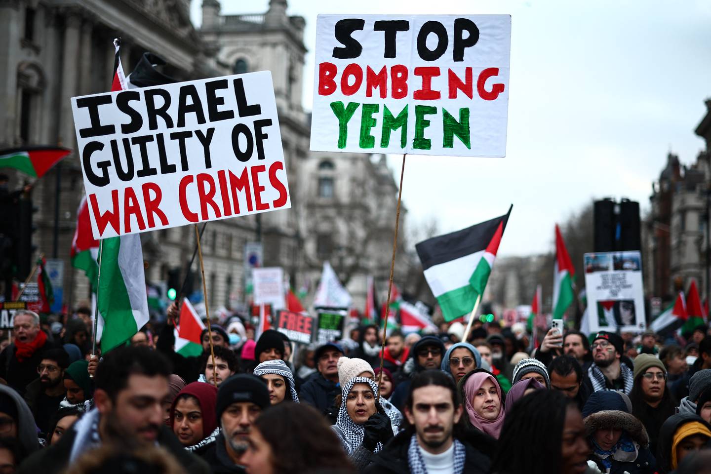 Activistas y partidarios pro palestinos ondean banderas y portan pancartas, incluido un cartel de 'Detengan el bombardeo de Yemen', durante una marcha nacional por Palestina en enero del 2024. Foto: AFP