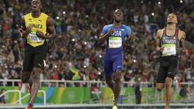 Usain Bolt se siente viejo, pero aún gana fácil