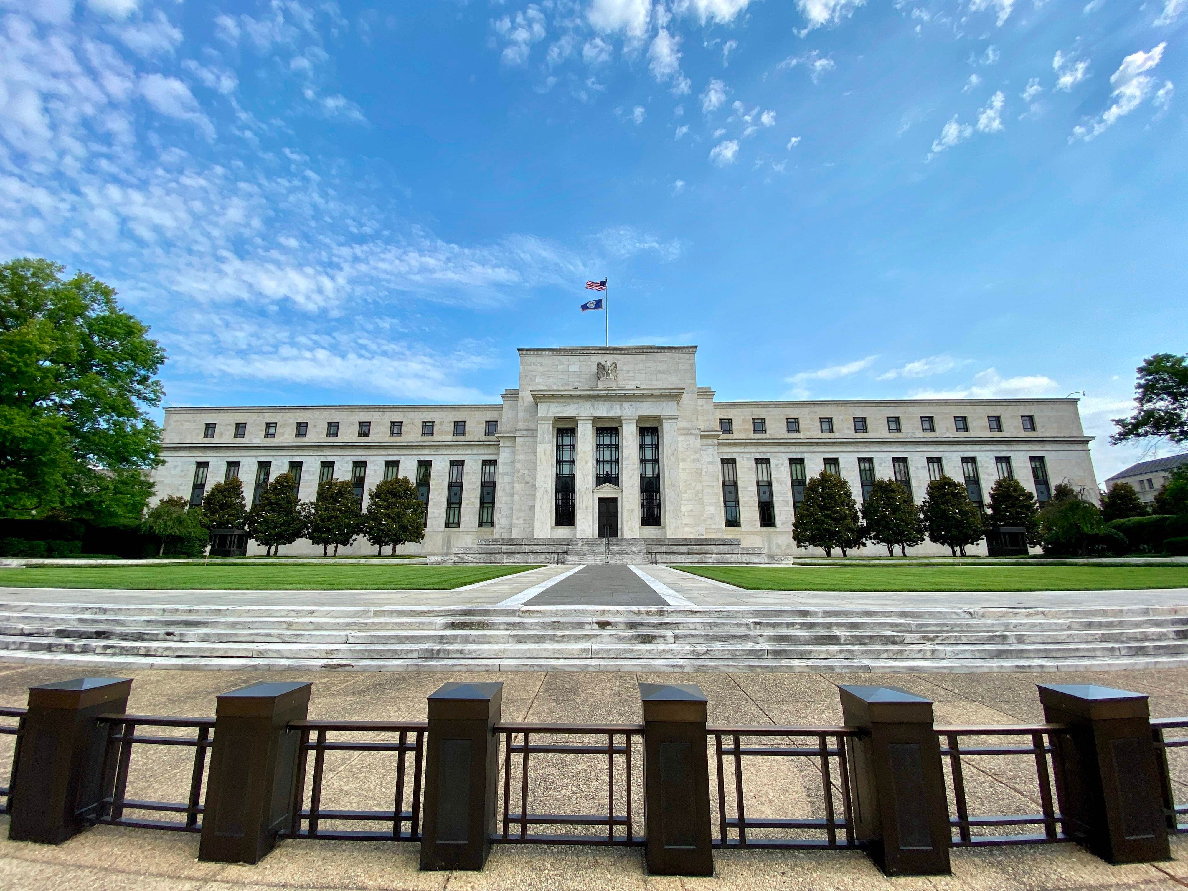 Los mercados financieros esperan un recorte de tasas por parte de la Reserva Federal, a partir de marzo. Sede de la FED en Washington, DC.