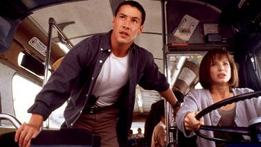 Vuelo de Keanu Reeves debió aterrizar de emergencia y, como en ‘Speed’, el actor tomó un bus para calmar a los pasajeros