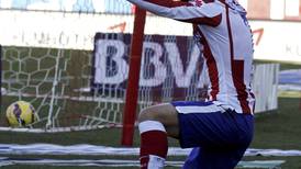 Griezmann guía al Atlético a un triunfo para seguir en liza