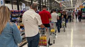 Descuento de cervezas en cadena Walmart causa avalancha de clientes en varias tiendas
