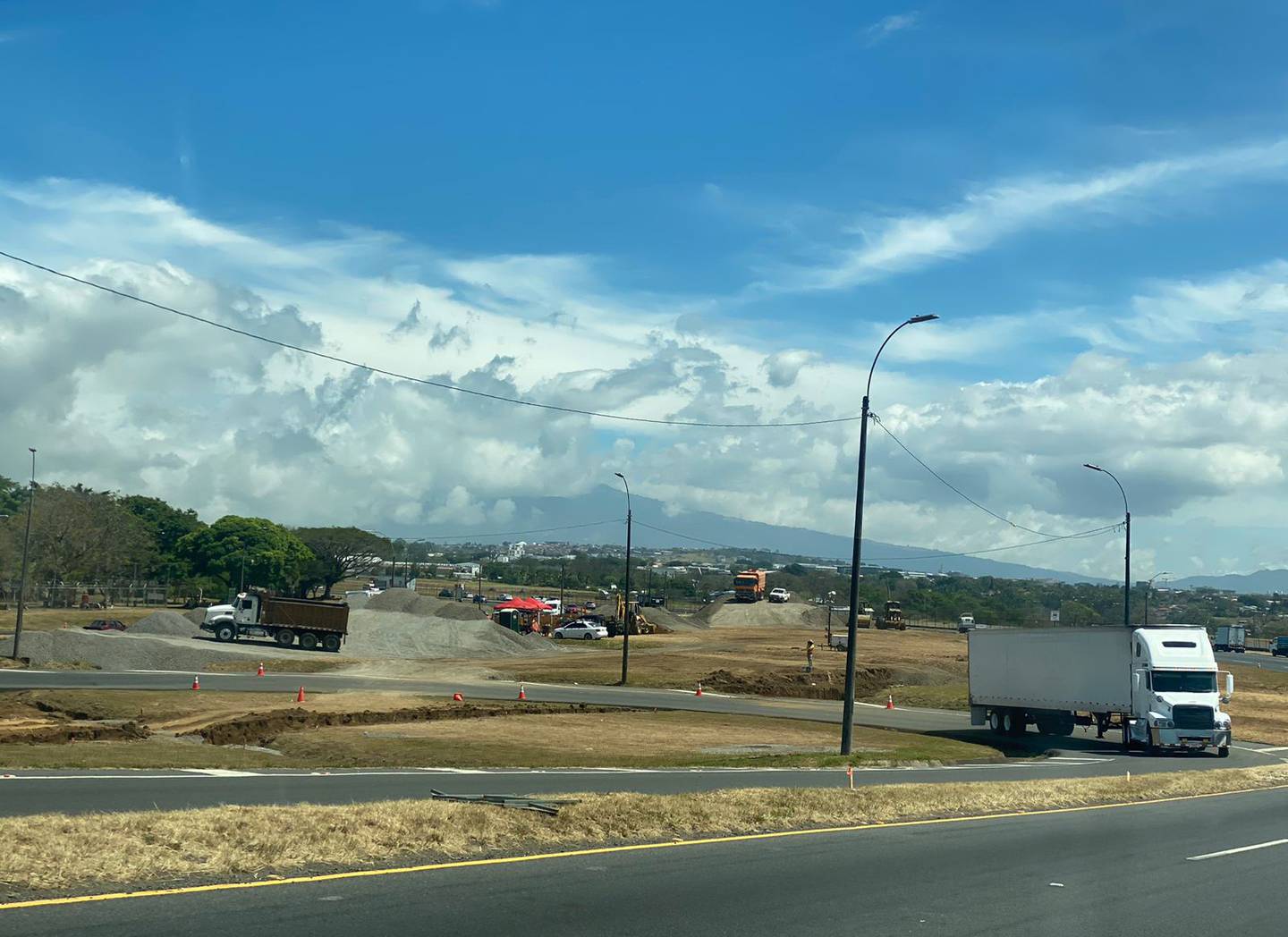 Este será el giro que se eliminará para los vehículos que viajan desde Occidente y buscan dirigirse hacia Alajuela. Foto: MOPT para LN.