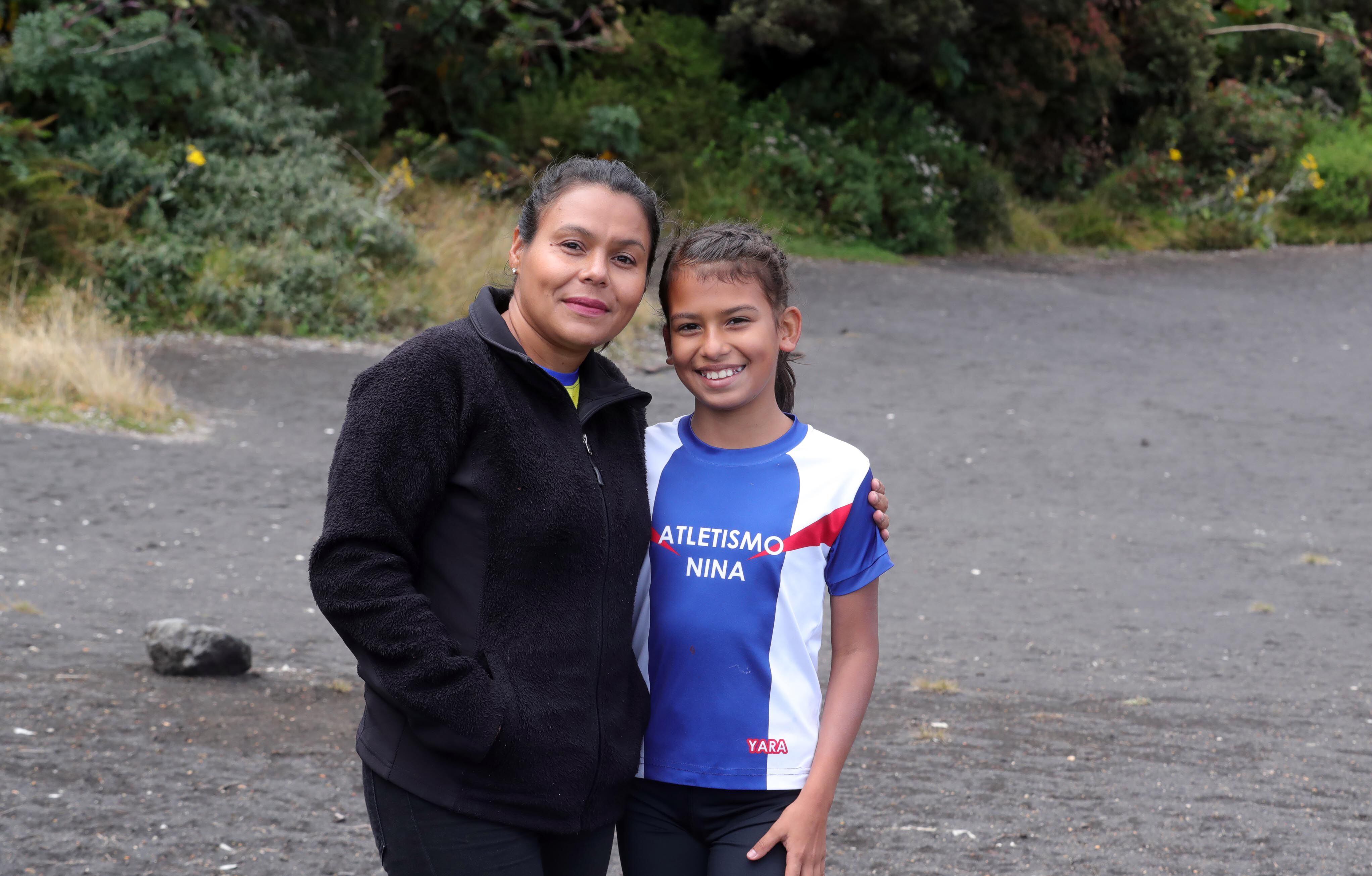 Yara Fiorella Moya es apoyada por su mamá Aracelly Cortés, quien siempre está atenta a sus entrenamientos. 