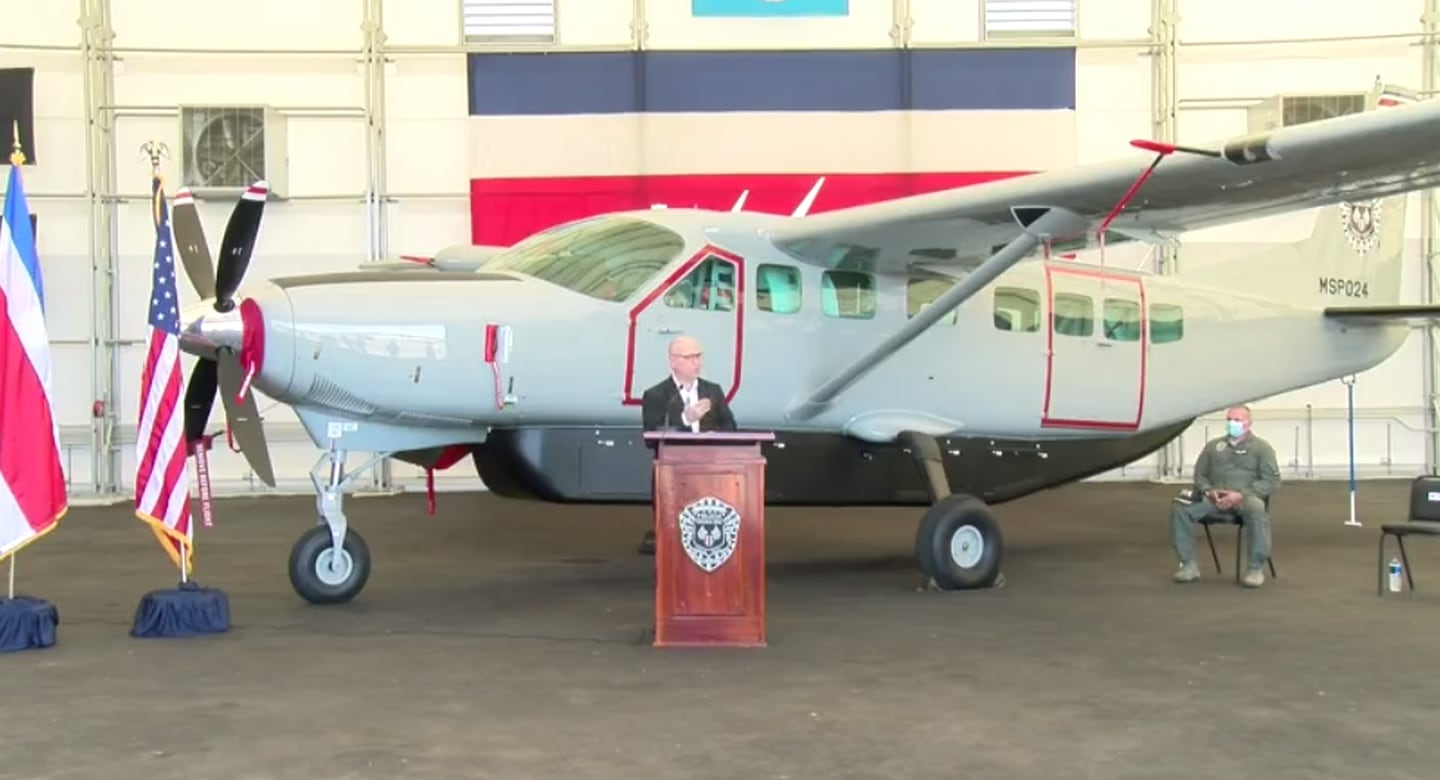 El ministro de Seguridad Michael Soto, dijo que además del avión Cessna 208 Caravan, con el apoyo de Estados Unidos se capacitó a pilotos y mecánicos que le darán mantenimiento. Foto:MSP.