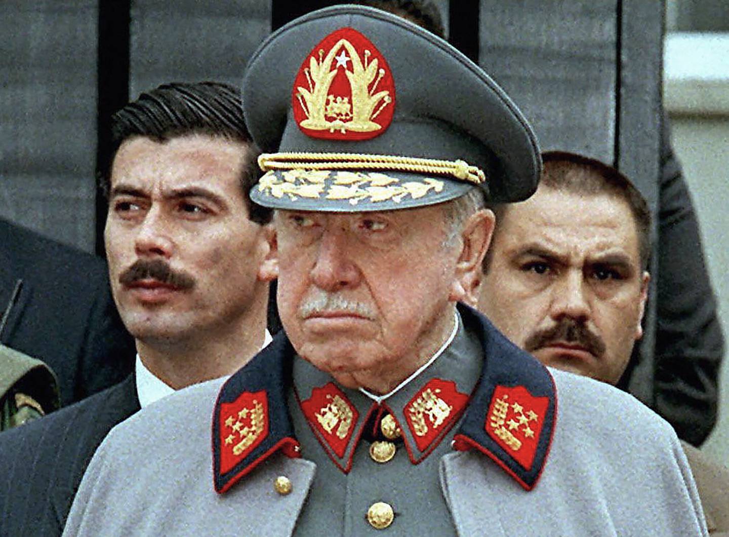 Augusto Pinochet suspendió la democracia usando la fuerza militar para derrocar a un presidente elegido popularmente y gobernar Chile con mano de hierro que vio a miles de sus súbditos torturados y asesinados.