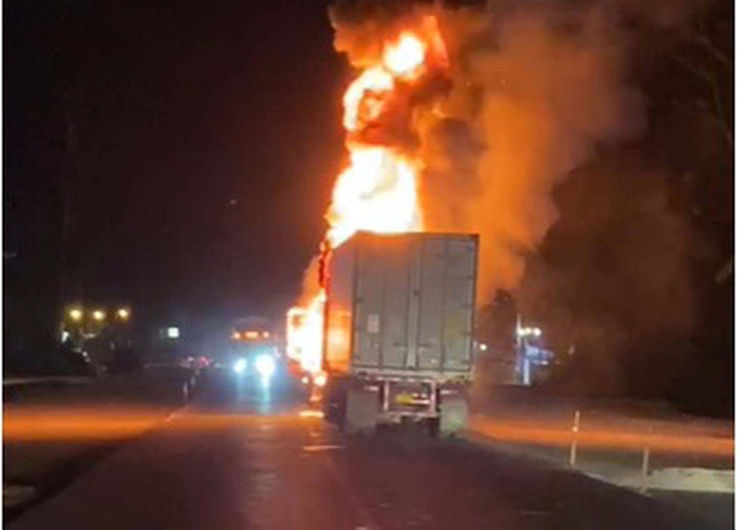 Manifestantes queman furgón en Limón. Foto cortesía.