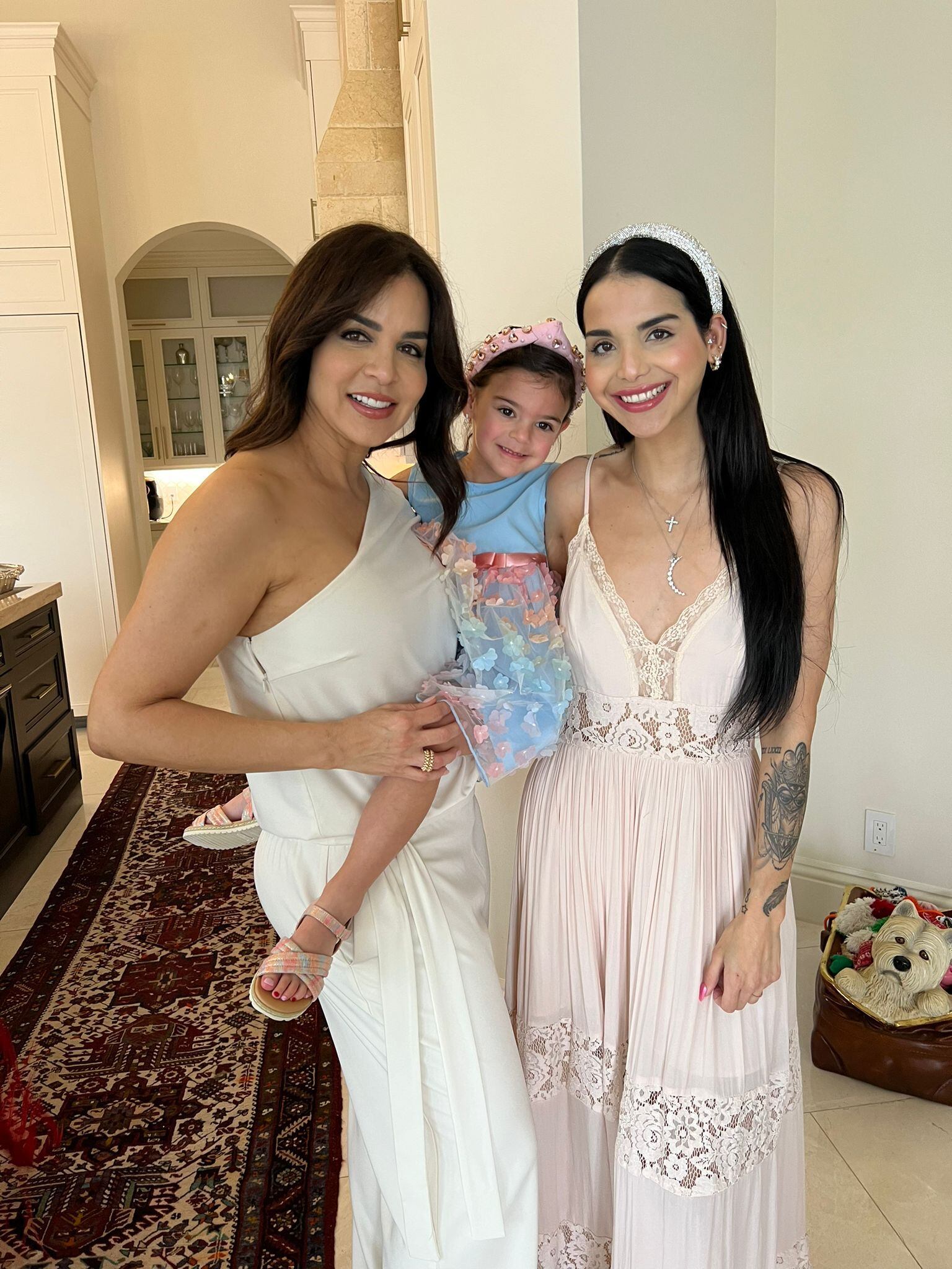 Lynda Díaz con su nieta Ellie y su hija Nicole.