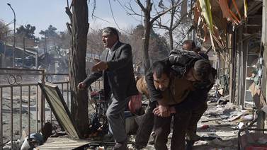 Atentado en Kabul deja casi 100 muertos y decenas de heridos