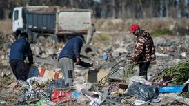 Trabajadores encuentran miles de dólares en basurero de Argentina