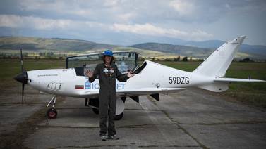 Joven de 17 años bate récord en aviación al darle la vuelta al mundo como piloto 