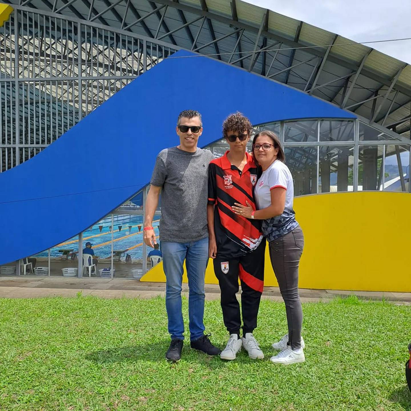 El joven atleta junto con sus padres Claudio y Jéssica, en un torneo que tuvieron recientemente en La Sabana. Foto: suministrada por Shirley Vásquez.