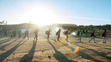 Migrantes malviven en campamentos en el desierto: ‘La nueva normalidad’ en la frontera de Estados Unidos