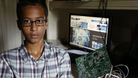 Joven musulmán creó reloj digital pero la Policía lo arrestó al pensar que era una bomba