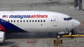 Hombre intenta ingresar a cabina de avión de Malaysia Airlines y amenaza con bomba